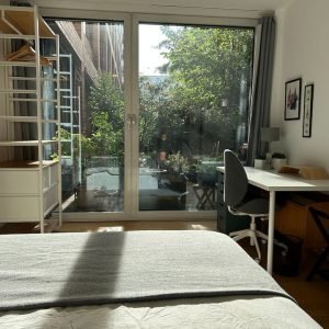 Quarto aconchegante com terraço e banheiro