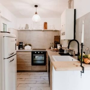 Cabana em clareira com forno e galinhas