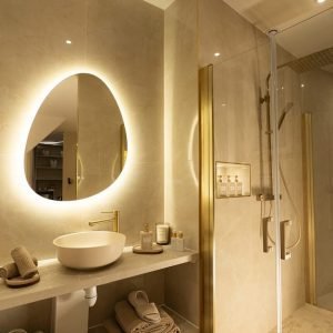 Suíte de luxo e banheira de hidromassagem privativa – Home cinema