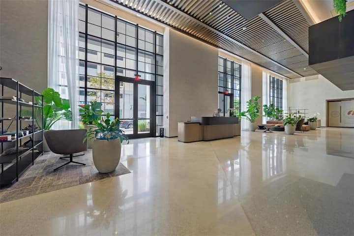 1 QT – Vista da cidade, academia e piscina