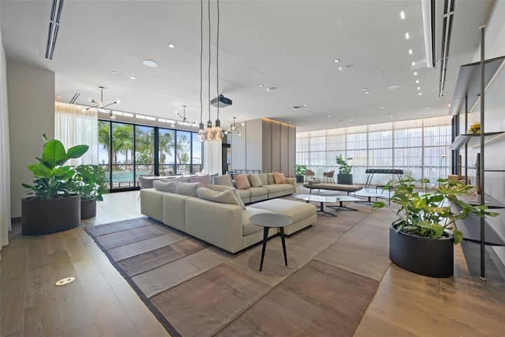 1 QT – Vista da cidade, academia e piscina