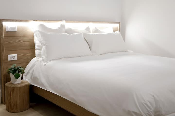 Apartamento estúdio com cozinha e cama queen