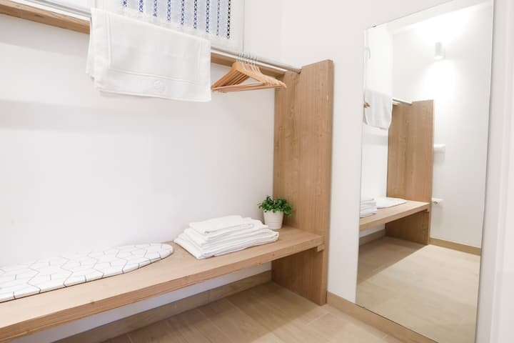 Apartamento estúdio com cozinha e cama queen