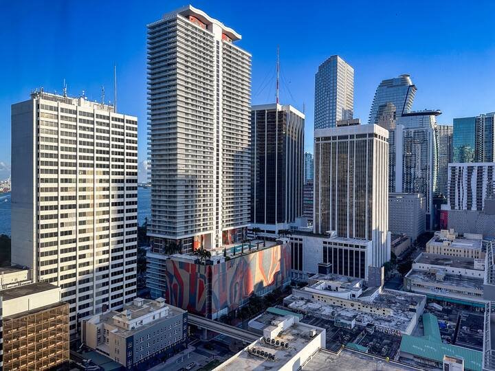 Condomínio de luxo de 1 quarto com vista para o mar e para a cidade