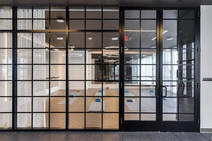 1 QT – Vista da cidade, academia e piscina