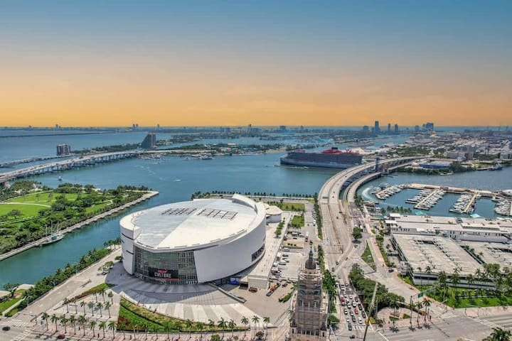 1 QT – Vista da cidade, academia e piscina