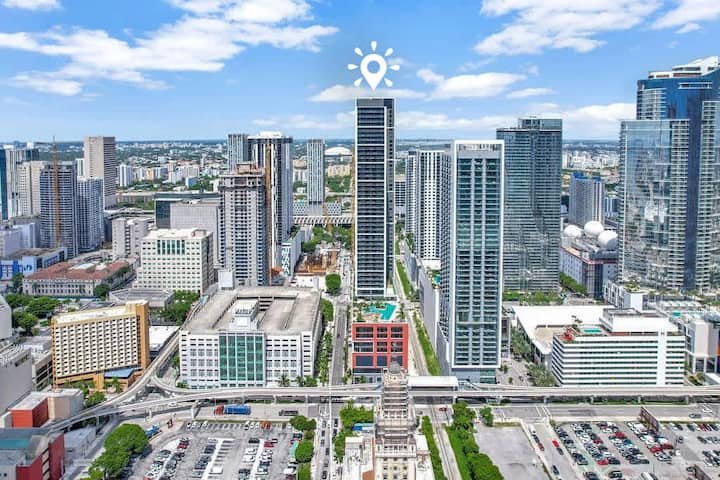 1 QT – Vista da cidade, academia e piscina