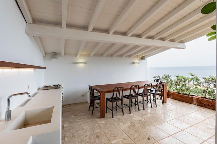 Addaura Home um terraço com vista para o mar