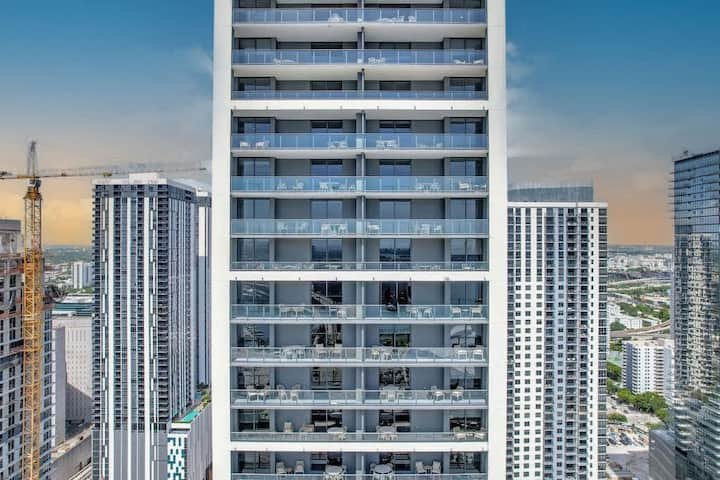 1 QT – Vista da cidade, academia e piscina