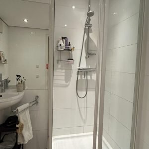 Quarto aconchegante com terraço e banheiro