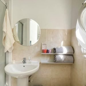 Quarto azul com vista laranjeira