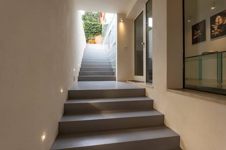 Addaura Home um terraço com vista para o mar