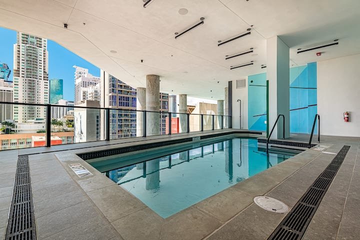 Urban Bayview Haven · Piscina e terraço #4417