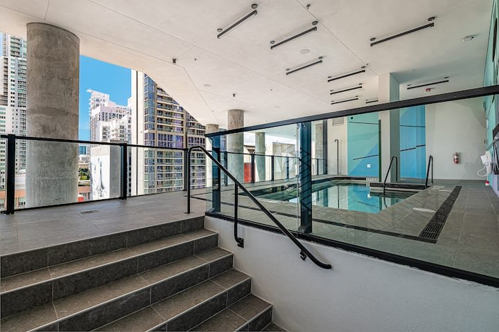 Urban Bayview Haven · Piscina e terraço #4417