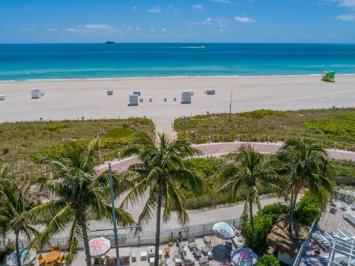 Urban Bayview Haven · Piscina e terraço #4417