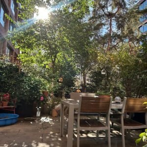 Quarto aconchegante com terraço e banheiro