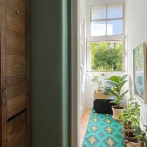 Quarto azul com vista laranjeira