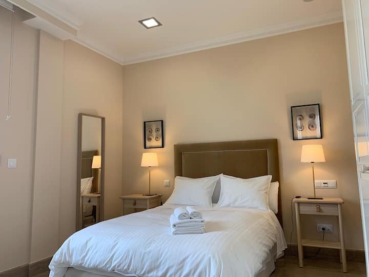 APARTAMENTO PRIVADO 200 m/2. DENTRO DA GRANDE CASA URBANA DE LUXO