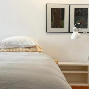 Quarto azul com vista laranjeira