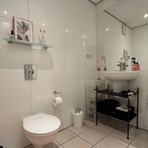 Quarto aconchegante com terraço e banheiro