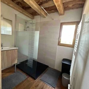 Orla da floresta e perto do oceano