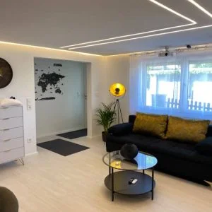 Novo apartamento com banheira de hidromassagem e home theater