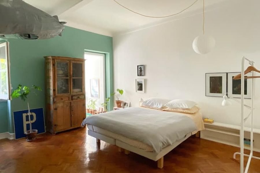 Quarto azul com vista laranjeira