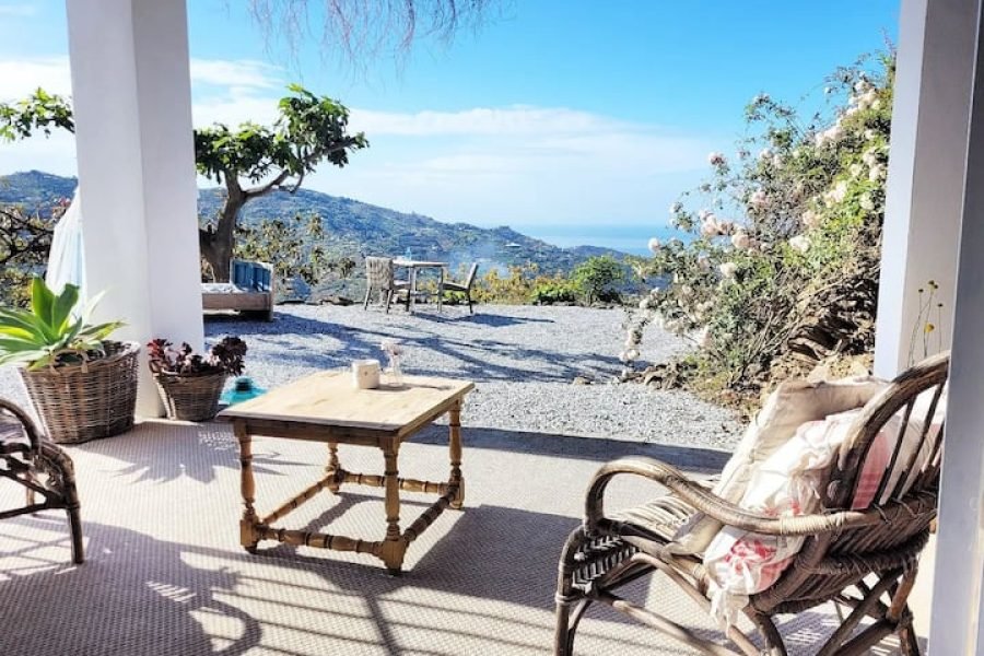 O estúdio na Finca la Vida com vista para o mar