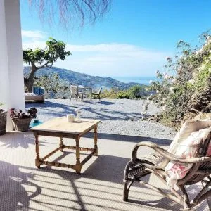 O estúdio na Finca la Vida com vista para o mar