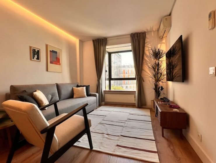 Praça Chueca com estacionamento