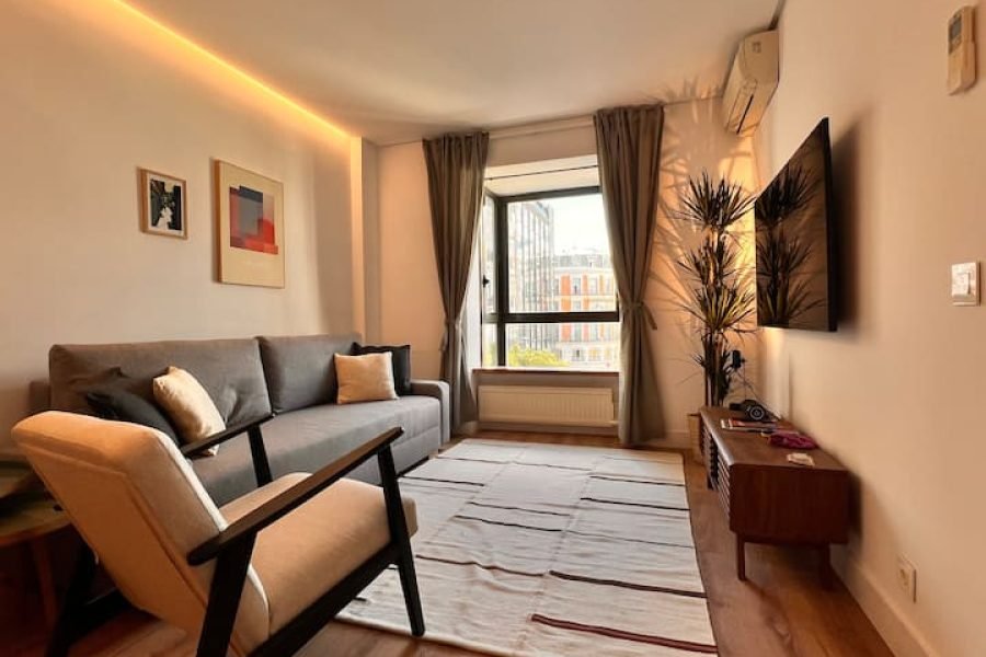 Praça Chueca com estacionamento