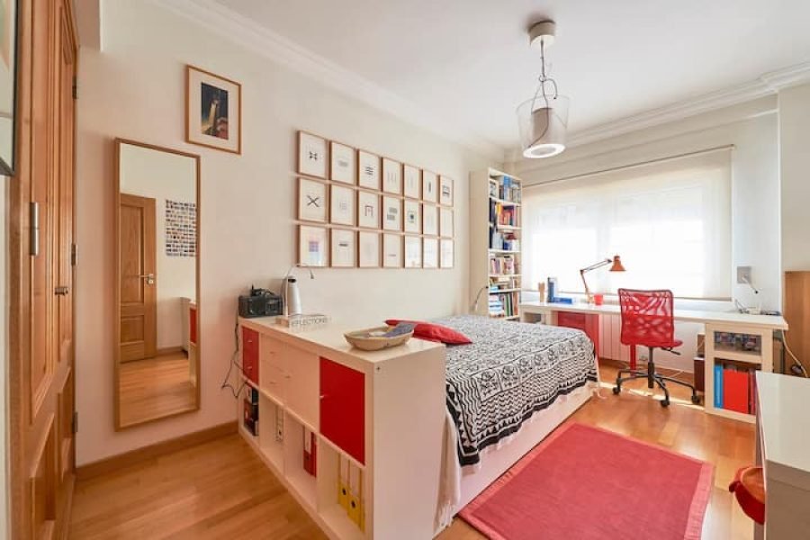 Quarto soalheiro com casa de banho privativa