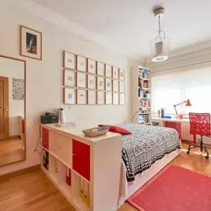 Quarto soalheiro com casa de banho privativa