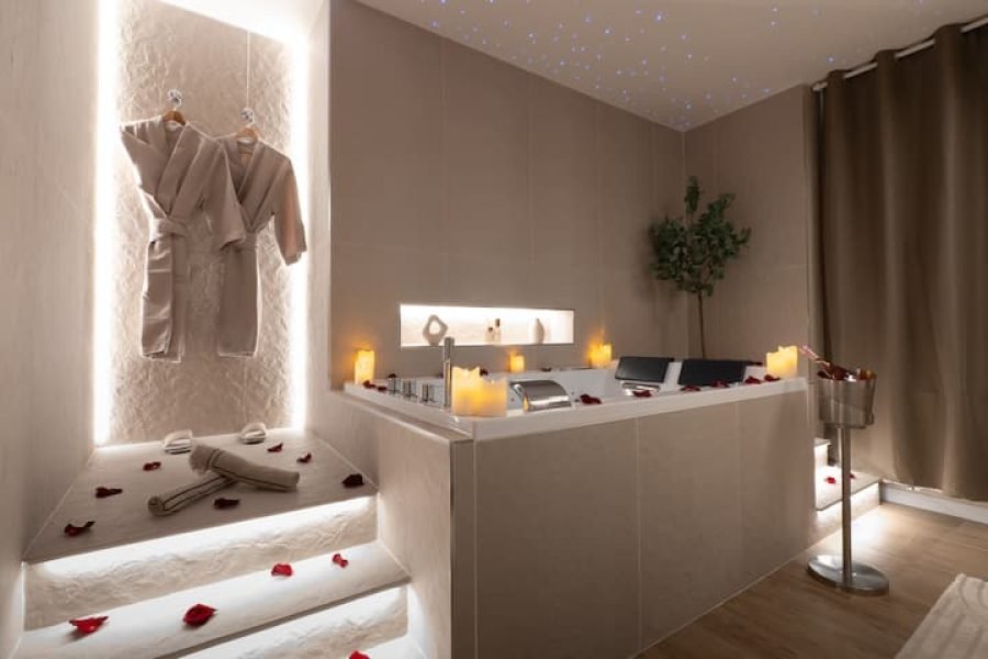 Suíte de luxo e banheira de hidromassagem privativa – Home cinema