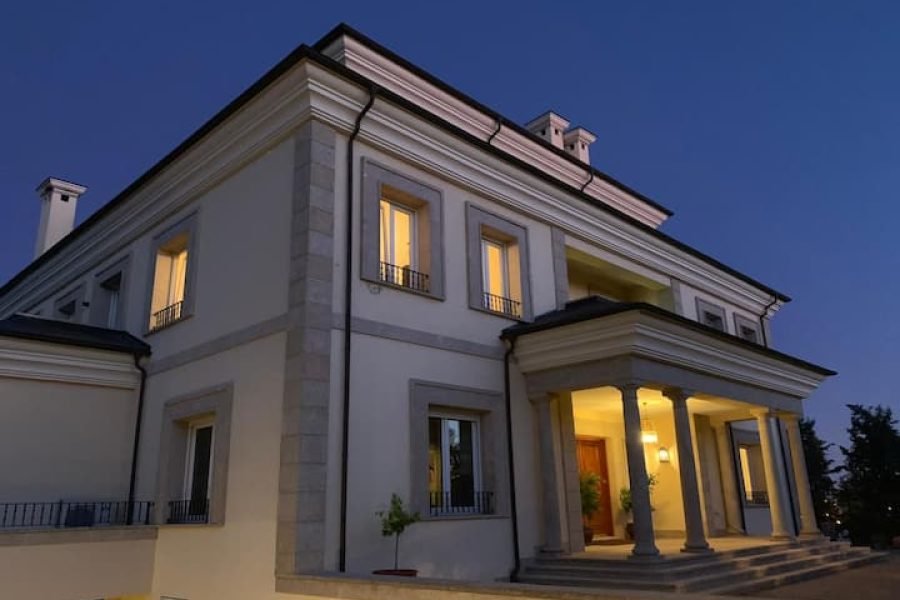 APARTAMENTO PRIVADO 200 m/2. DENTRO DA GRANDE CASA URBANA DE LUXO