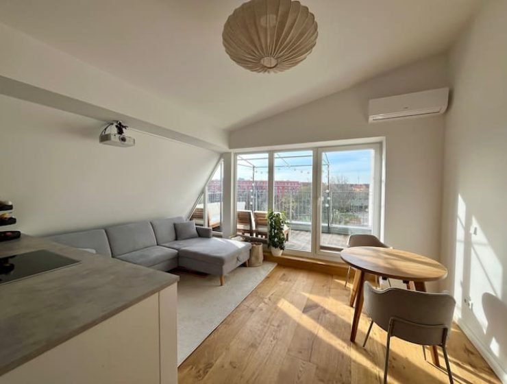 Quarto muito bonito com varanda e terraço  Compartilhar  Salvar