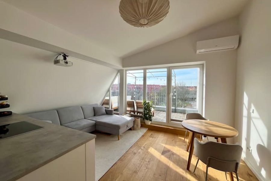 Quarto muito bonito com varanda e terraço  Compartilhar  Salvar