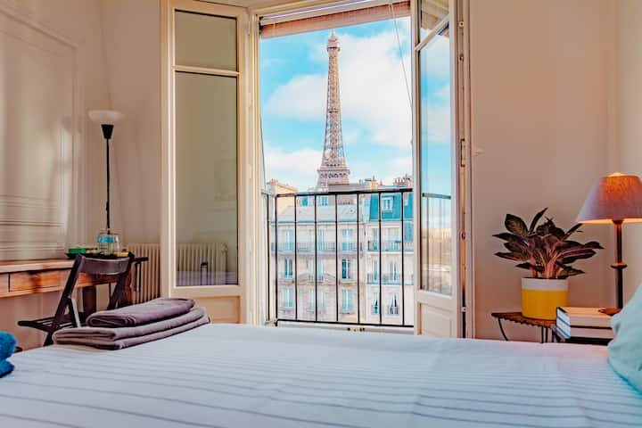 Quarto com deslumbrante Torre Eiffel e vista para o Sena!
