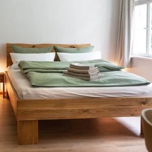 Apartamento iluminado com vista para a floresta