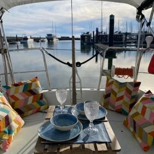 Barco à vela charmoso