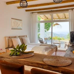 O estúdio na Finca la Vida com vista para o mar