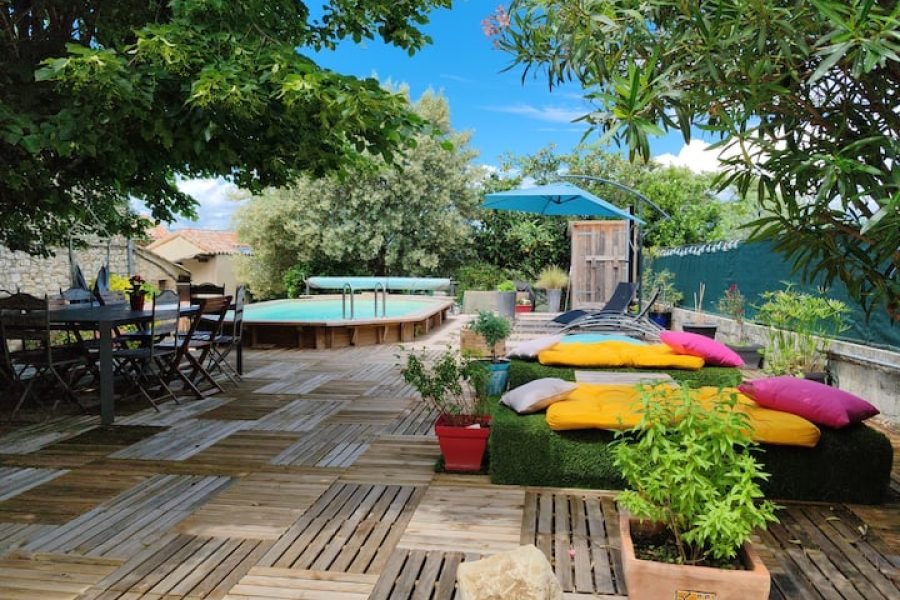 À sombra da árvore de tília.