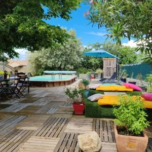 À sombra da árvore de tília.