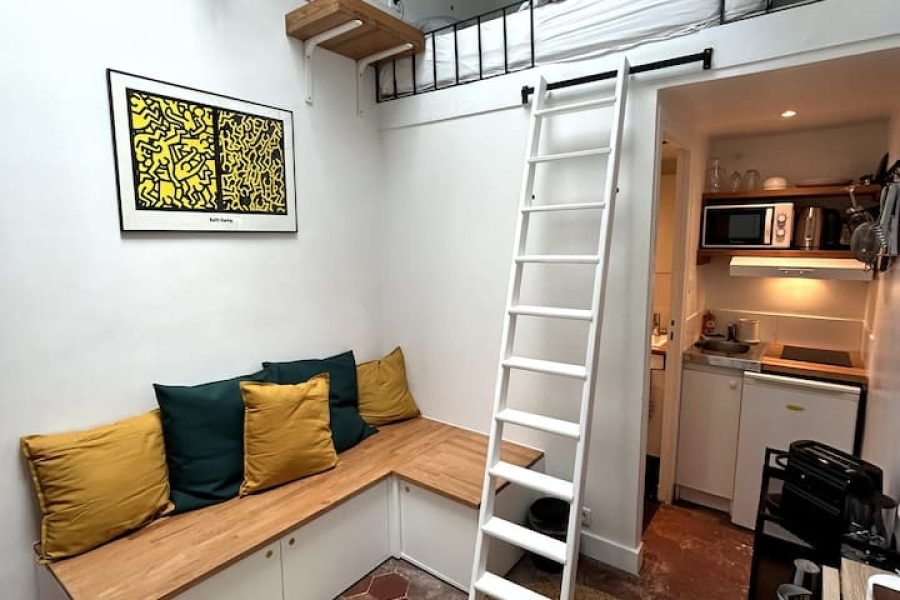 Quarto independente com cozinha e banheiro