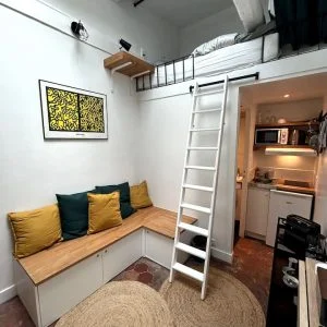 Quarto independente com cozinha e banheiro