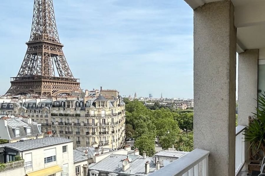 Vista fantástica da Torre Eiffel estúdio e varanda privada