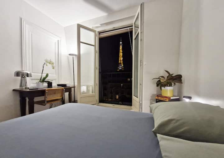 Quarto com deslumbrante Torre Eiffel e vista para o Sena!