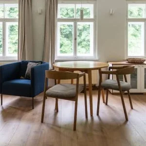 Apartamento iluminado com vista para a floresta