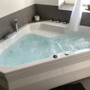 Novo apartamento com banheira de hidromassagem e home theater