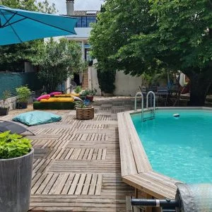 À sombra da árvore de tília.